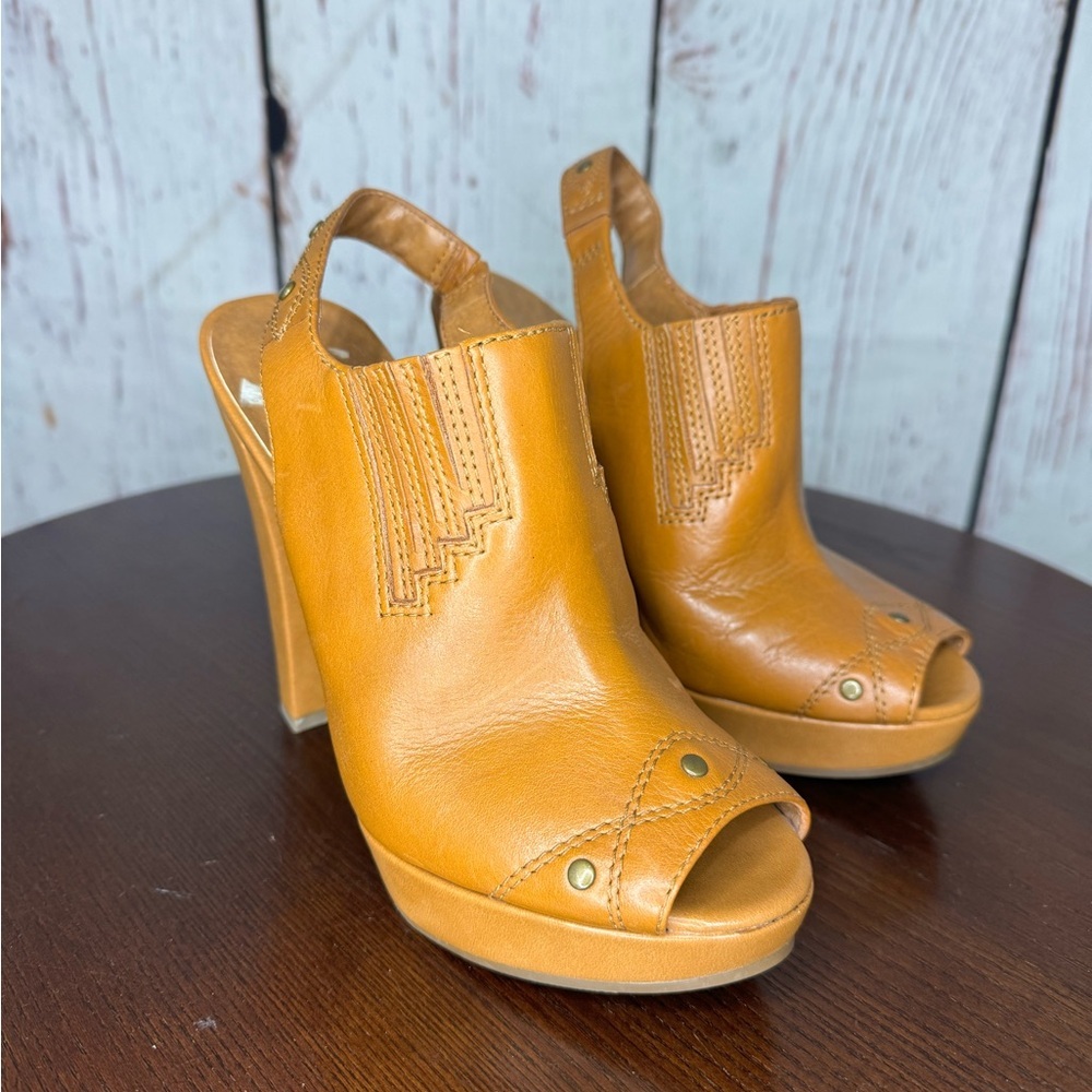 BCBGeneration Cognac Leather Peep toe Sling back 1” Platform 5.25” Heels size 7